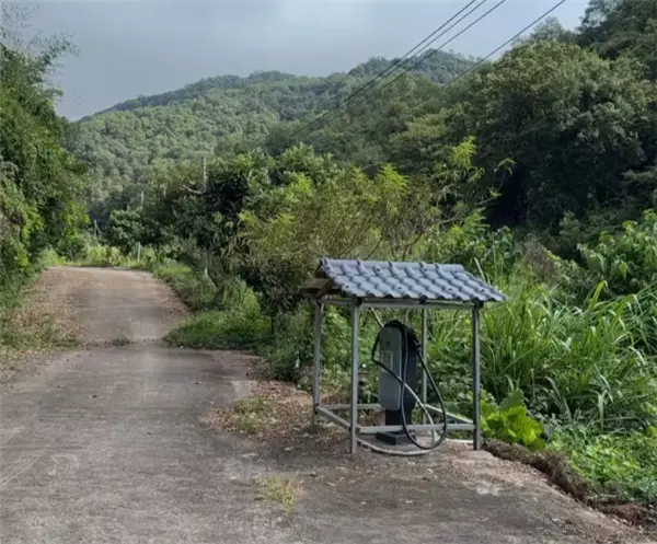 蔚來(lái)車(chē)主在山溝里安了一根充電樁 免費(fèi)共享!網(wǎng)友:真新時(shí)代賽博土地廟 蔚來(lái)車(chē)主在山溝里安了一根充電樁 免費(fèi)共享!網(wǎng)友:真新時(shí)代賽博土地廟